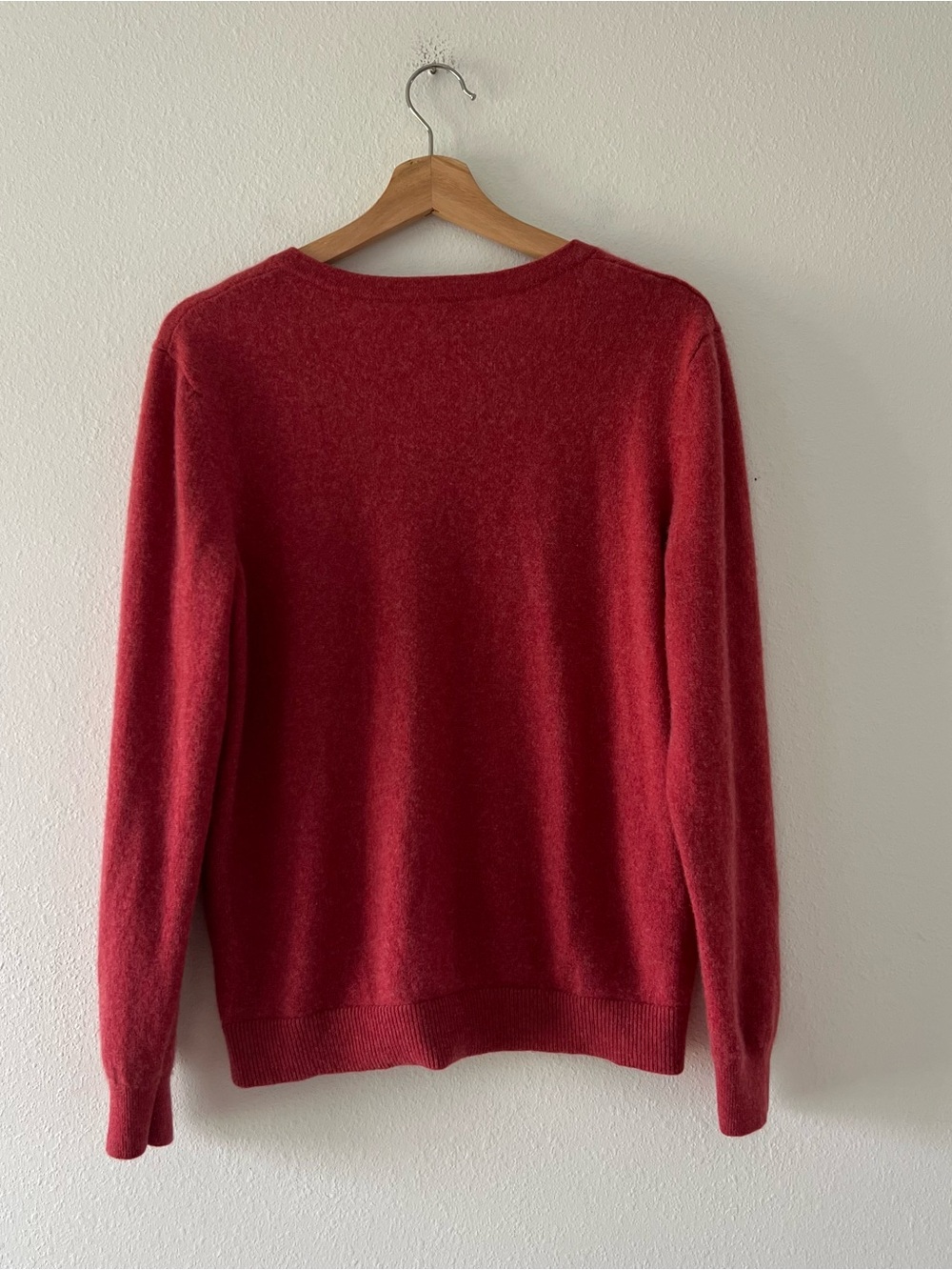 GARNET HILL | Essential Cashmere V-Neck Sweater in Brick Red | L - Picture 5 of 5